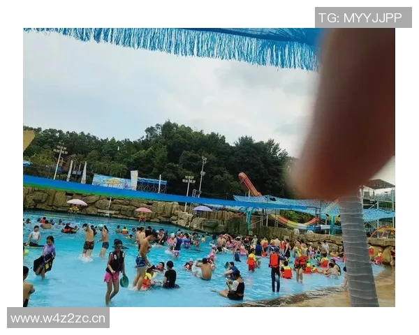 畅玩水上乐园，享受清凉一夏，水上刺激项目和亲子互动欢乐无限